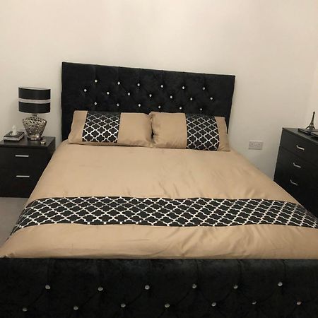 Luxury Kingsize Bedroom With Private Bathroom Northolt  Екстер'єр фото